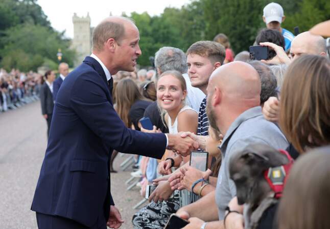 Le prince William salue la foule réunie à Windsor, samedi 10 septembre.