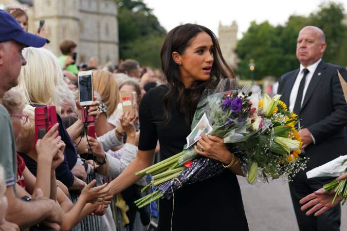 Meghan Markle, duchesse de Sussex, salue la foule réunie devant Windsor, samedi 10 septembre.