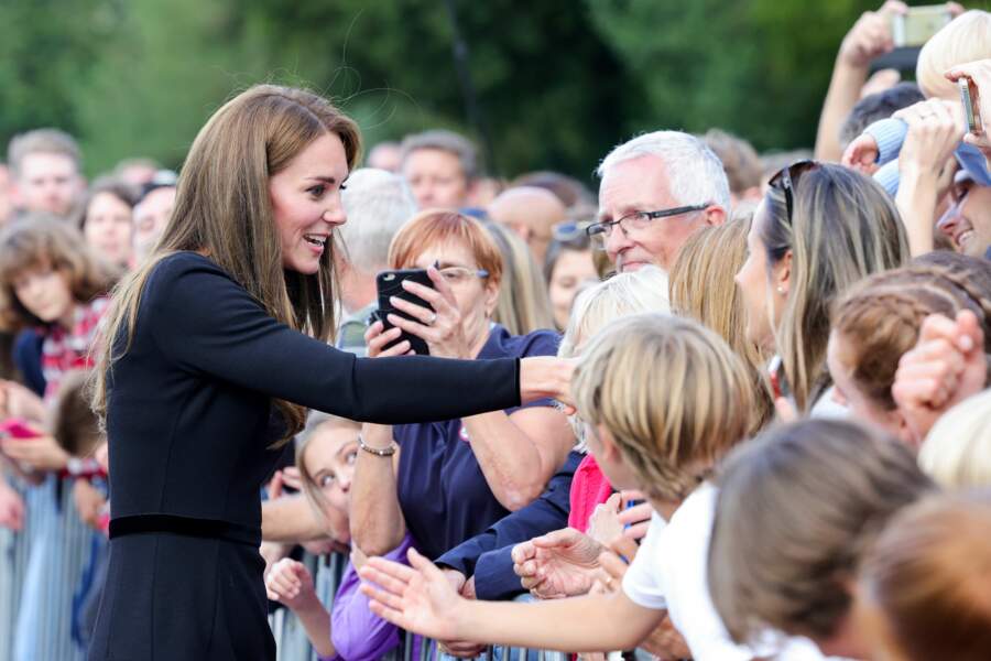 Kate Middleton, princesse de Galles, salue la foule réunie devant Windsor, samedi 10 septembre.