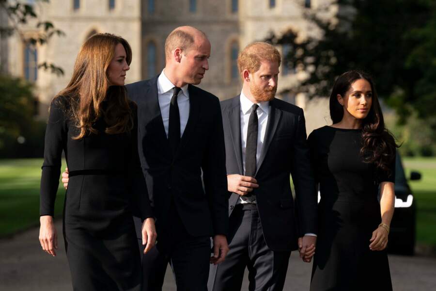 Kate Middleton, le prince William, Meghan Markle et le prince Harry réunis devant le château de Windsor, samedi 10 septembre.