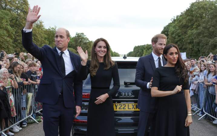 Kate Middleton, le prince William, Meghan Markle et le prince Harry saluent la foule réunie devant le château de Windsor, samedi 10 septembre.