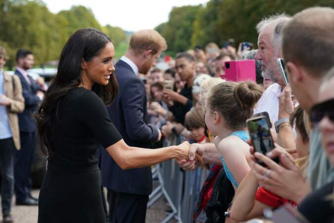 Le prince Harry et son épouse Meghan saluent la foule à Windsor, samedi 10 septembre.