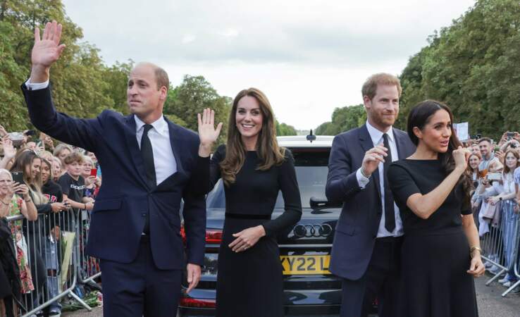 Kate Middleton, le prince William, Meghan Markle et le prince Harry saluent la foule devant le château de Windsor, samedi 10 septembre.