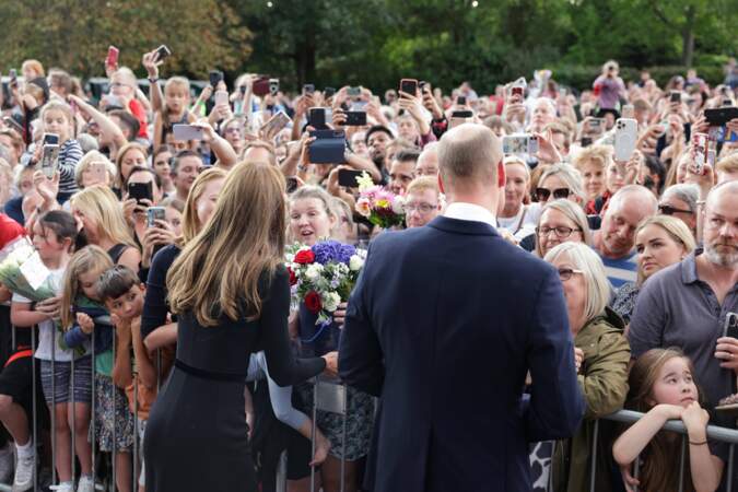 Kate Middleton et le prince William saluent la foule réunie devant le château de Windsor, samedi 10 septembre.