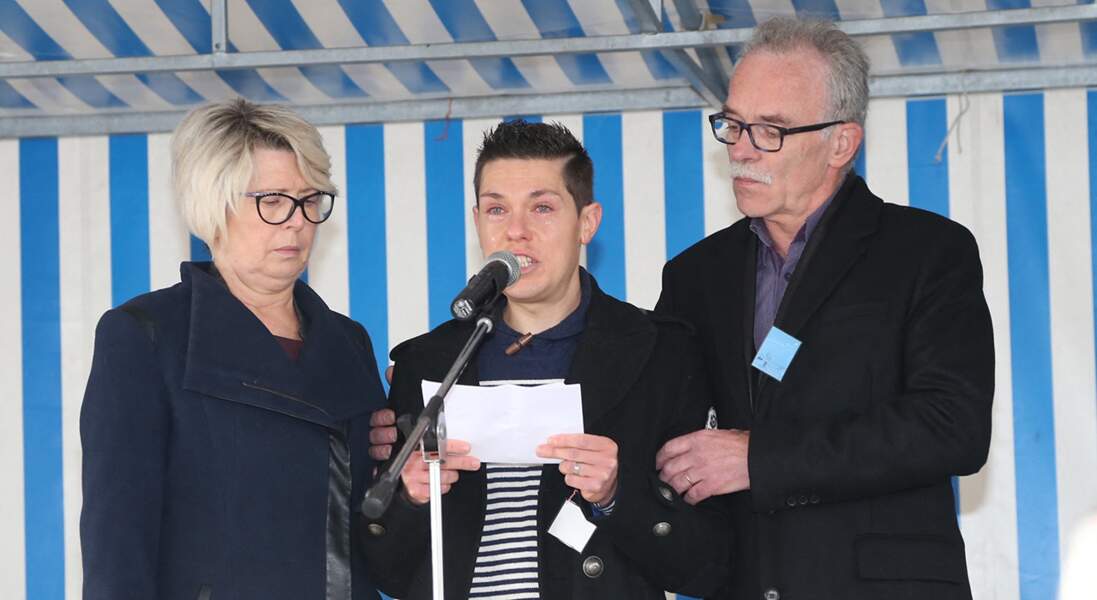 Jonathann Daval et les parents de Alexia Jean-Pierre et Isabelle Fouillot lors d'un discours le jour de la Marche blanche à Gray en hommage à Alexia Daval, le 5 novembre 2017.