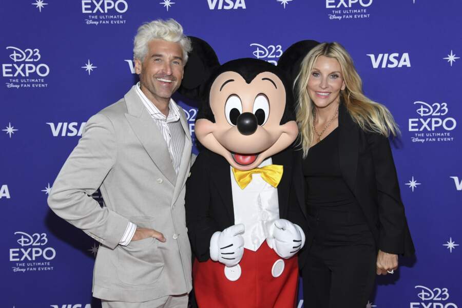 Patrick Dempsey et sa compagne Jillian Dempsey posent, tout sourire, avec Mickey