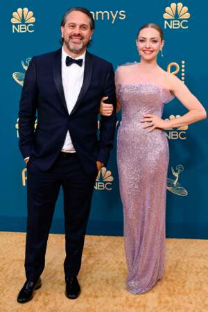 Amanda Seyfried pose avec son mari, Thomas Sadoski. Elle a reçu le prix de la meilleure actrice dans une mini-série pour The Dropout.