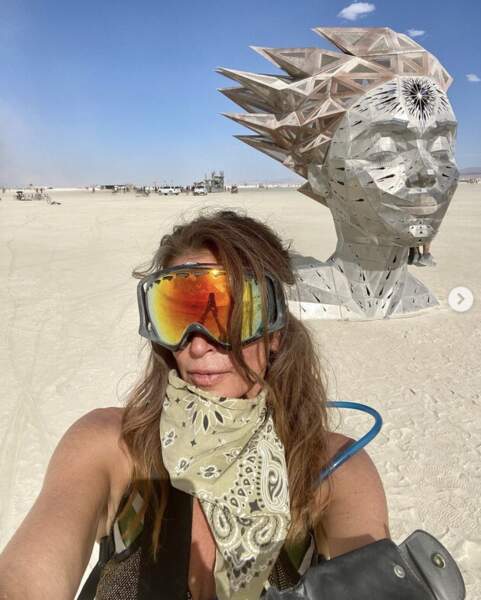 Cindy Crawford et son look néo-futuriste au festival Burning Man.