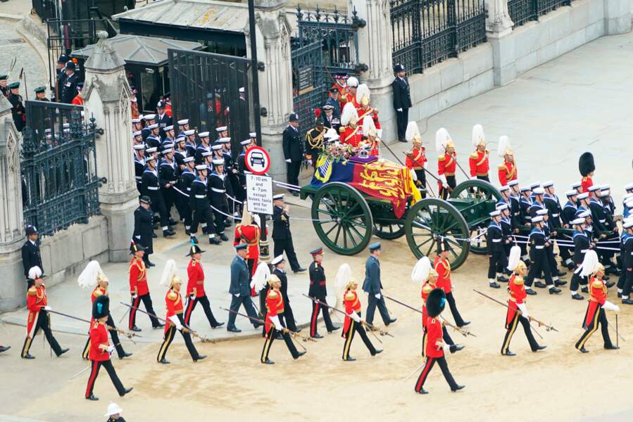 La procession du cercueil d'Elizabeth II entre dans l'abbaye de Westminster