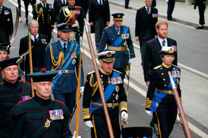 Menée par Charles III, la famille royale au grand complet, marche vers l'abbaye de Westminster