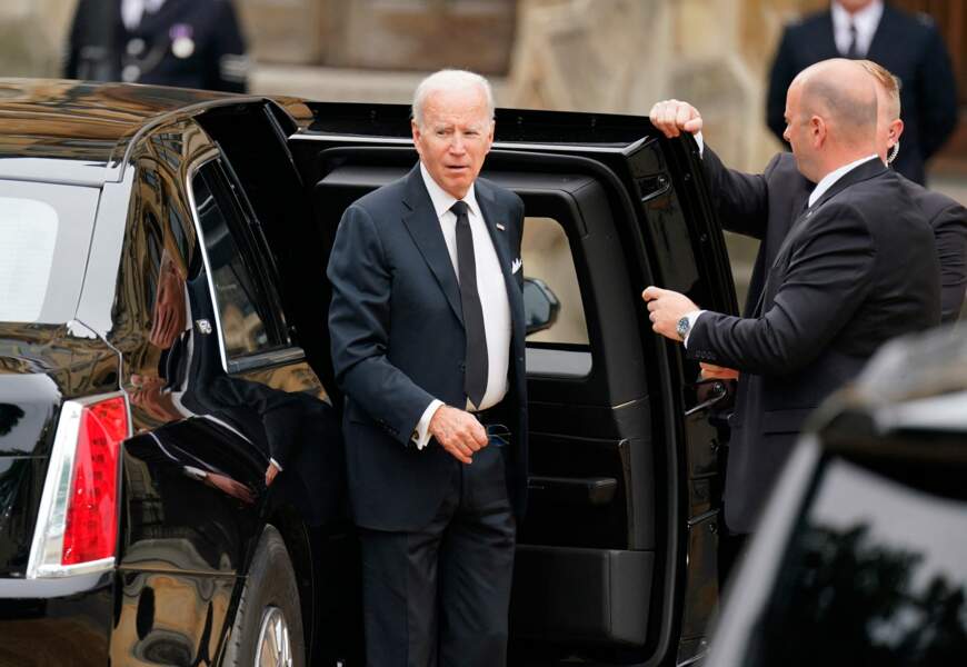 Joe Biden descend de sa voiture 
