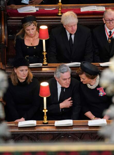 Boris Johnson et sa femme Carrie, Sarah et Gordon Brown se retrouvent aux funérailles