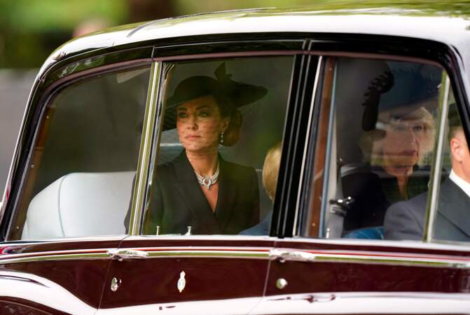 La princesse Kate et la Reine Camille arrivent à funérailles