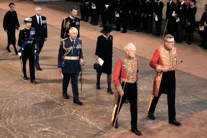 Le Roi Charles III et la Reine consort Camilla entrent en procession