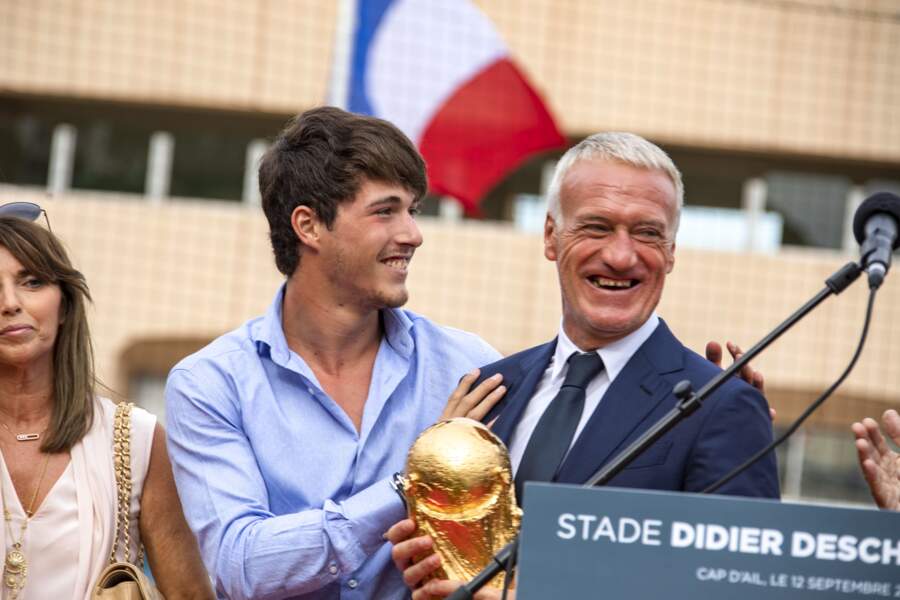 Le sélectionneur, fraîchement champion du monde pour la seconde fois, et son fils Dylan avec le trophée dans les mains
