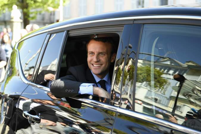Emmanuel Macron a un autre véhicule blindé, la Peugeot 5008 II.
