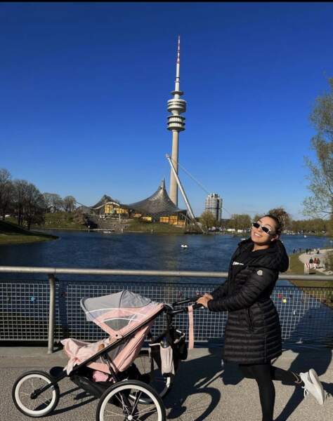 La jeune maman apprécie se promener à l'Olympiapark de Munich (Allemangne)