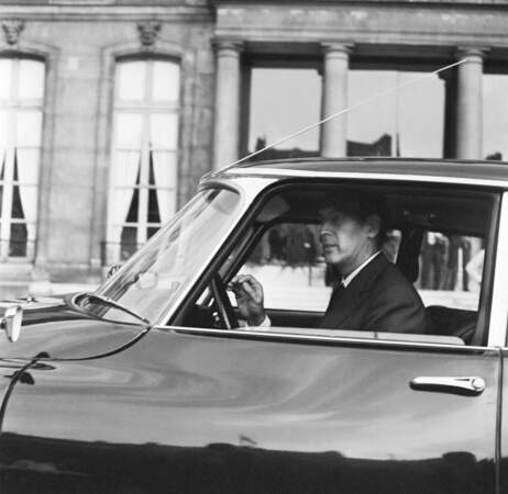 Lors de son mandat, il utilise une Citroën DS 21. 