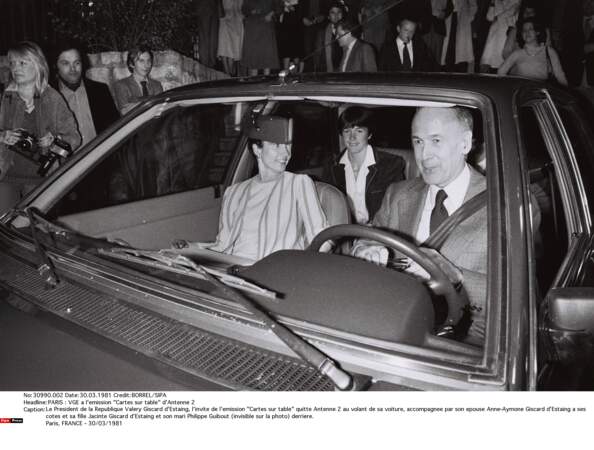 Valéry Giscard d'Estaing, au volant, de son véhicule. 