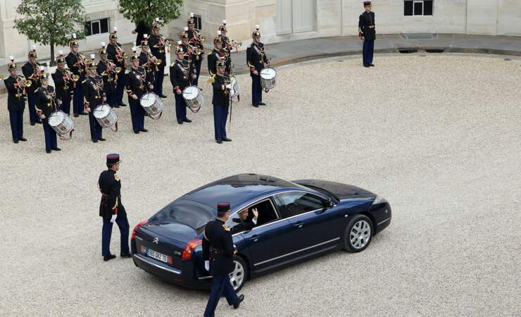 En 2012, lors de la traditionnelle passation de pouvoir protocolaire, Nicolas Sarkozy repart en Citroën C6.