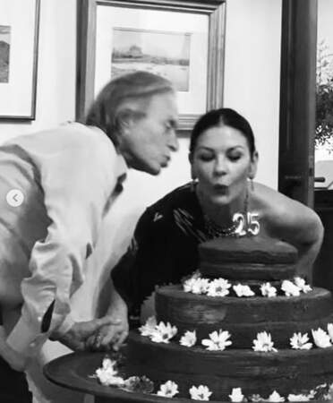 Michael Douglas et Catherine Zeta-Jones ont célébré leur 25ème anniversaire avec un gâteau fleuri.