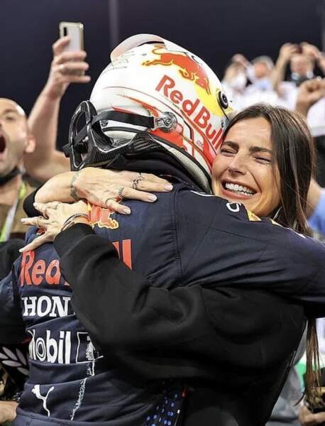 Lors de son sacre de champion du monde de F1 en décembre 2021, Max Verstappen a immédiatement sauté dans les bras de sa belle