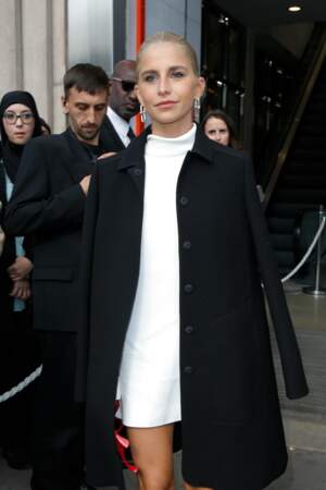 L'influenceuse Caroline Daur a choisi une tenue noir et blanc pour assister au défilé Giambattista Valli, ce vendredi 30 septembre, à Paris