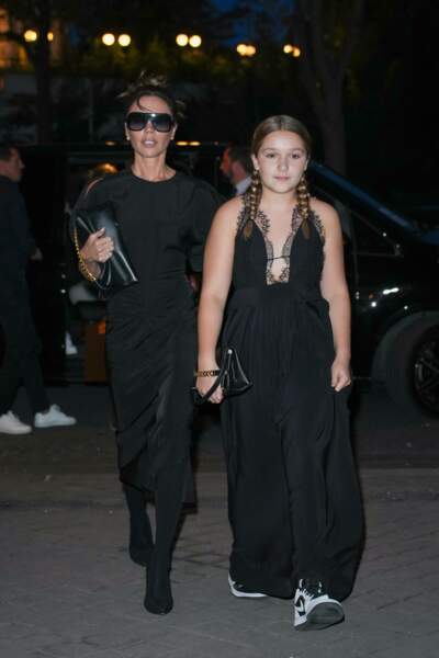 Victoria Beckham et sa fille Harper Beckham arrivent à l'hôtel après le défilé. 