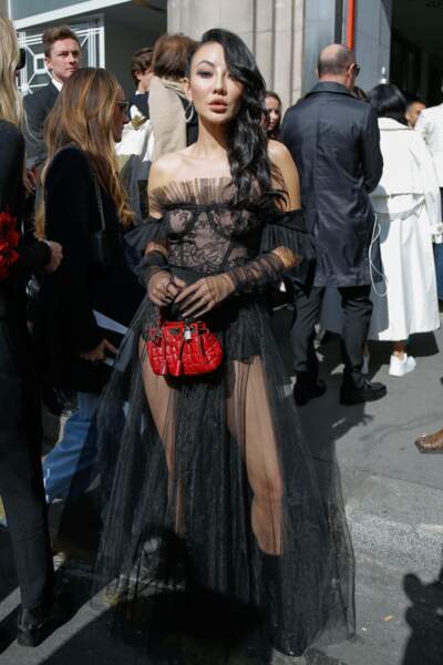Jessica Wang en robe noire en dentelle devant le défilé  Giambattista Valli, ce vendredi 30 Septembre, à Paris