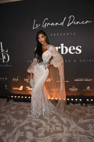 Maylin Aguirre en robe à paillettes pour le dîner Forbes, ce 30 septembre, à Paris