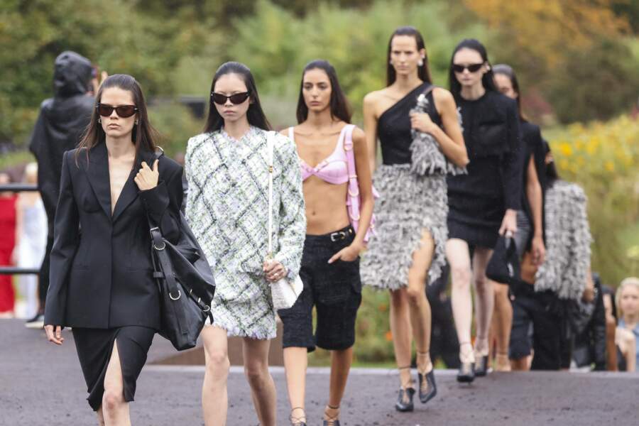 Ce dimanche 2 octobre se déroulait le défilé printemps-été 2023 de la maison de haute couture Givenchy au Jardin des Plantes. 