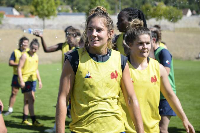 En dehors de l'équipe de France, elle évolue aussi dans le club de Blagnac rugby féminin.