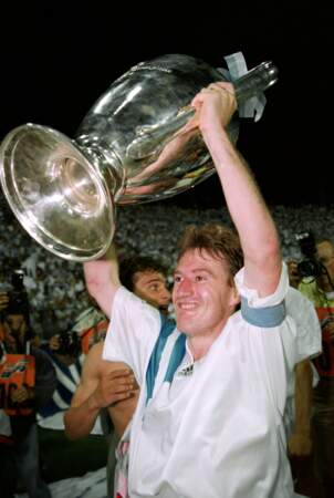En mai 1993, il soulève la Coupe d'Europe avec l'Olympique de Marseille