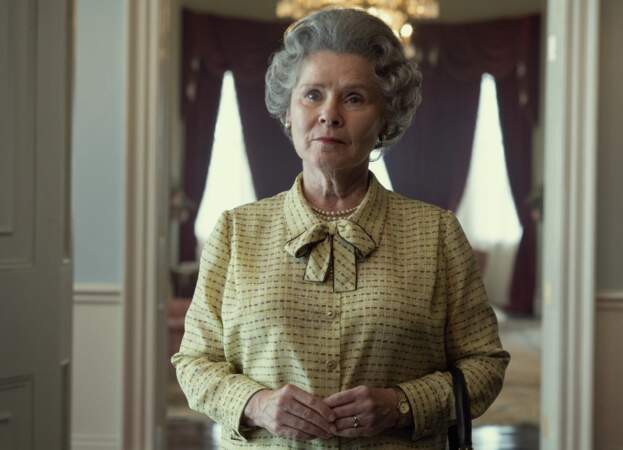 Dans les saisons 5 et 6 de The Crown, Imelda Staunton joue la reine Elizabeth II 