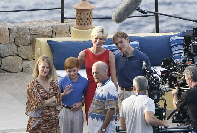 On aperçoit une scène estivale avec Diana et ses deux fils