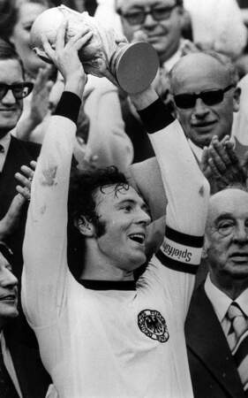 Franz Beckenbauer, capitaine de la RFA, soulève la Coupe après une finale épique remportée face aux Oranges de Johan Cruyff