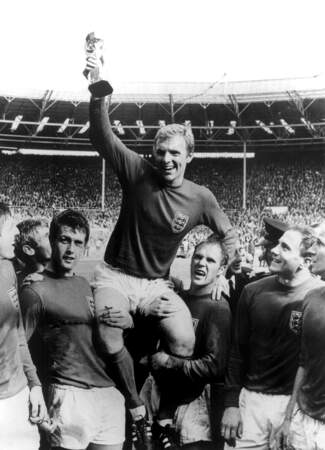 Bobby Moore porté en triomphe lors de l'unique sacre anglais, en 1966 à Wembley