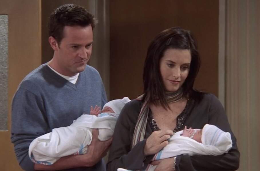 Enfin, Chandler et Monica ont été les heureux parents des jumeaux Jack and Erica. Les deux bébés de la série n'ont jamais été crédités à l'écran... on ne sait donc pas qui ils sont, ni ce qu'ils sont devenus. Mystère ! 