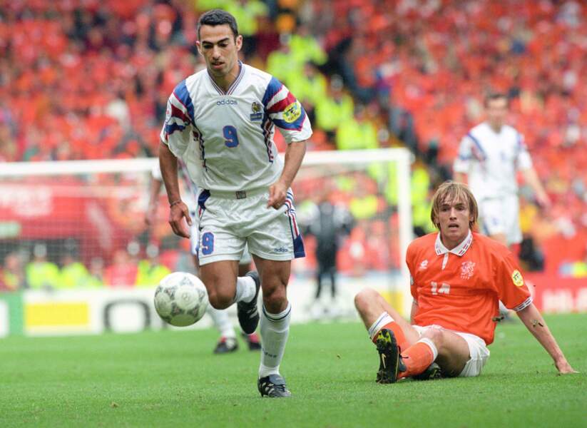 Youri Djorkaeff avec le maillot blanc superbe porté pour l'Euro 1996 en Angleterre