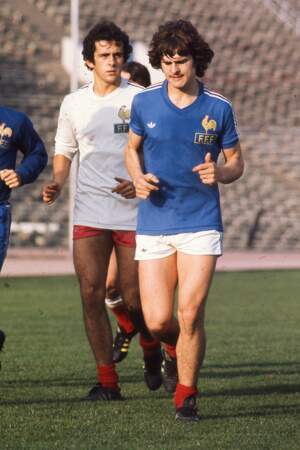 Les deux jeux de maillots de l'équipe de France, en 1976... Simples et iconiques