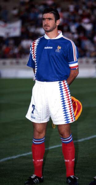 Eric Cantona arbore le maillot qui a accompagné la France en 1994 