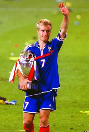 Didier Deschamps en plein triomphe à l'Euro 2000. Un autre maillot entré dans l'histoire !