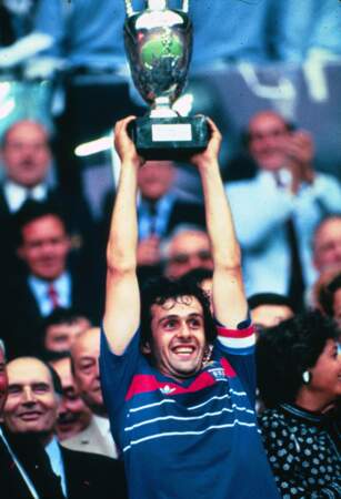 Michel Platini et le mythique maillot des Bleus de l'Euro 1984, remporté à Paris