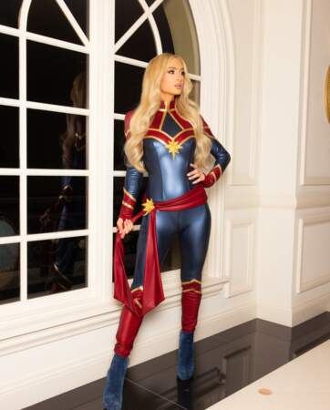 Paris Hilton visiblement inspirée par les supers héroïnes s'est aussi grimée en Captain Marvel