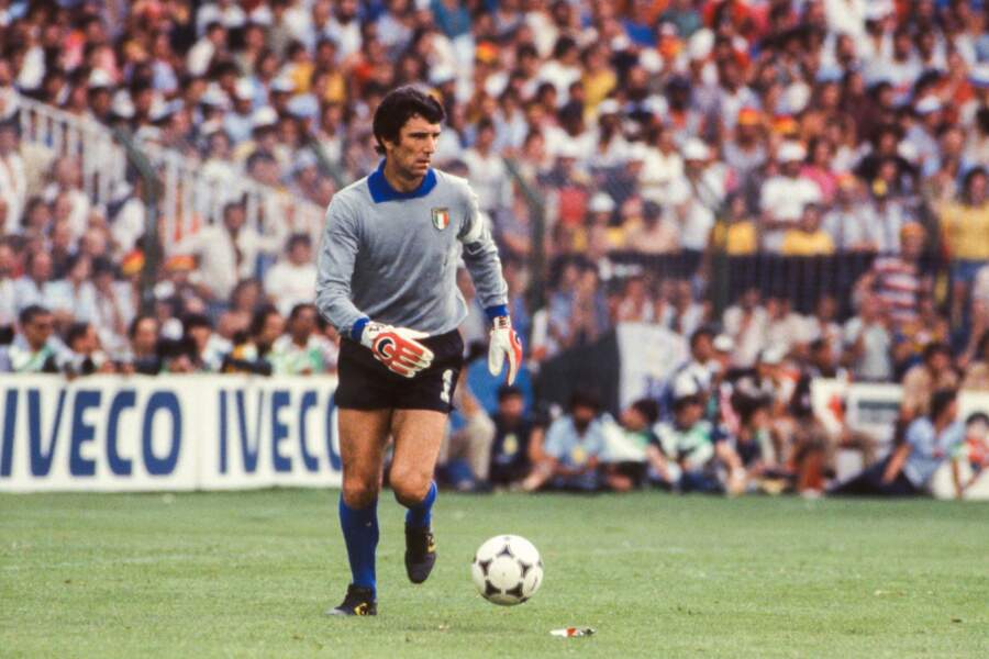 Le gardien italien Dino Zoff est le joueur le plus vieux à avoir joué une finale, à 40 ans et 133 jours (en 1982)