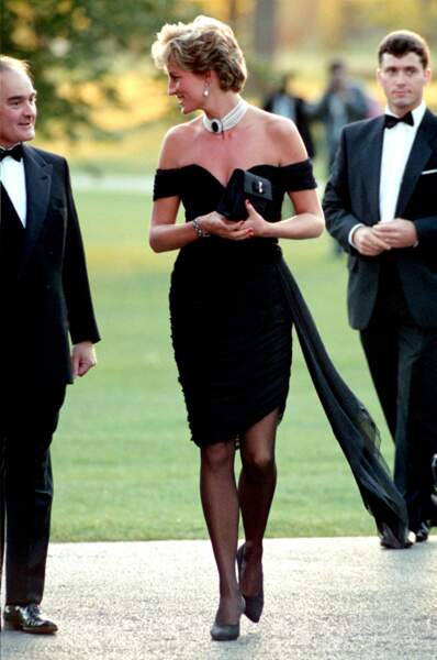En 1994, pour un dîner de charité à Londres, Diana ose la robe noire surnommée plus tard la "revenge dress", la robe de la vengeance 