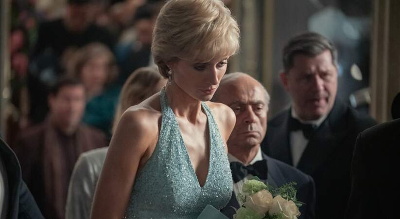 Le regard est triste mais la robe lumineuse pour Elizabeth Debicki qui incarne Diana dans la saison 5 de The Crown.