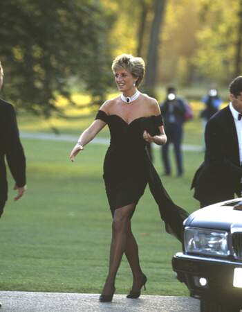 La princesse Diana se rend à la soirée Vanity Fair à la Serpentine Gallery à London, le 20 November 1994, portant la désormais fameuse "Revenge dress". 