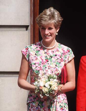 Diana arbore une robe fleurie pour visiter l'hôpital Middlesex à Londres, où elle a rencontré des patients atteints du virus du sida.