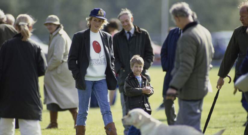Diana portant le sweat de la British Lung Foundation lors d'un match de polo.